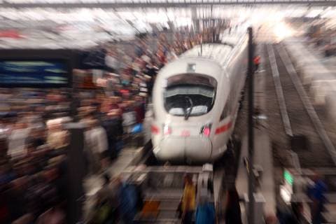 Durch eine nahezu zeitgleiche Ankunft zweier vollbesetzter ICE sind Bahnsteig und Bahnhofshalle überfüllt, München, Bayern, Deutschland