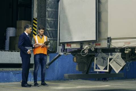 IMAGO Creative: Business, Inflation und Lieferketten Worker and businessman discussing near lorry  Copyright: FrédéricxCirou B55466930
