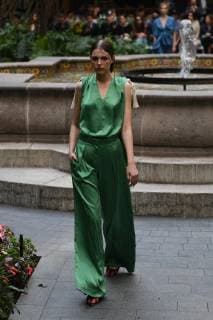 (181008) -- MEXICO CITY, Oct. 8, 2018 -- A model presents a creation at the Sandra Weil Show during the Mercedes-Benz Fashion Week Mexico City in Mexico City, Mexico, on Oct. 8, 2018. ) MEXICO-MEXICO CITY-FASHION WEEK-SANDRA WEIL XinxYuewei 