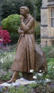 Berühmte Feministinnen, Eleanor Roosevelt Oxford, Hillary Clinton besucht Mansfield College . 08 10 2018. Oxford, United Kingdom. Secretary Hilary Clinton visits Mansfiled College. Mansfield Collage. Secretary Hilary Clinton unveils a statue of Eleanor Roosevelt outside the University s Bonavero Institute in Mansfield College, when she also became an honorary fellow of Mansfield College. Eleanor Roosevelt, wife of President Franklin D. Roosevelt of the United States of America, played a key role in drafting the Universal Declaration of Human Rights, which was adopted by the General Assembly of the United Nations on 10 December 1948. She believed that education and equal opportunities should be available to all, and she used her role as First Lady of the United States of America to fight for civil rights, the rights of women and racial equality  xi-Imagesx IIM-18610-0008