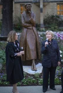 News Themen der Woche KW41 News Bilder des Tages Oxford, Hillary Clinton besucht Mansfield College . 08 10 2018. Oxford, United Kingdom. Secretary Hilary Clinton visits Mansfiled College. Mansfield Collage. Secretary Hilary Clinton unveils a statue of Eleanor Roosevelt outside the University s Bonavero Institute in Mansfield College, when she also became an honorary fellow of Mansfield College. Eleanor Roosevelt, wife of President Franklin D. Roosevelt of the United States of America, played a key role in drafting the Universal Declaration of Human Rights, which was adopted by the General Assembly of the United Nations on 10 December 1948. She believed that education and equal opportunities should be available to all, and she used her role as First Lady of the United States of America to fight for civil rights, the rights of women and racial equality  xi-Imagesx IIM-18610-0013