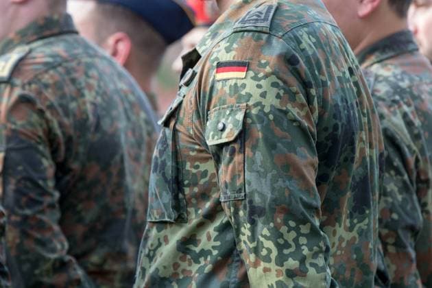 Soldat mit Feldbluse in Flecktarn mit dem Hoheitszeichen der Bundesrepublik Deutschland, Deutschlandfahne Verleihung des Fahnenbandes des Landes Nordrhein-Westfalen an das Feldjägerregiment 2 der Deutschen Bundeswehr, Hilden, 09.10.18 Hilden NRW Deutschland Waldkaserne *** Soldier with field blouse in flecktarn with the national emblem of the Federal Republic of Germany Flag of Germany Award of the flag band of the state of North Rhine Westphalia to the field fighter regiment 2 of the German Federal Armed Forces Hilden 09 10 18 Hilden NRW Germany Waldkaserne Copyright: xdnet_cdnx