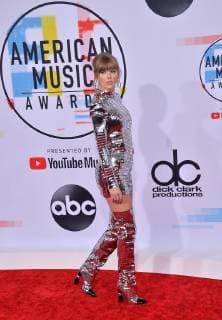 Singer Taylor Swift arrives for the 46th annual American Music Awards at the Microsoft Theater in Los Angeles on October 9, 2018.  LAP20181009008 JIMxRUYMEN