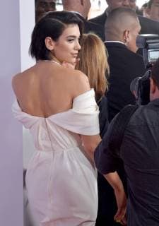 Singer Dua Lipa arrives for the 46th annual American Music Awards at the Microsoft Theater in Los Angeles on October 9, 2018.  LAP20181009102 JIMxRUYMEN