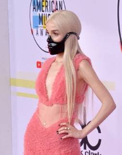 Singer Poppy arrives for the 46th annual American Music Awards at the Microsoft Theater in Los Angeles on October 9, 2018.  LAP20181009157 JIMxRUYMEN