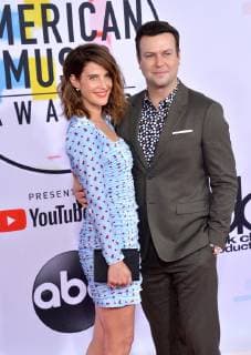 Actor s Cobie Smulders (L) and Taran Killam arrive for the 46th annual American Music Awards at the Microsoft Theater in Los Angeles on October 9, 2018.  LAP20181009377 JIMxRUYMEN