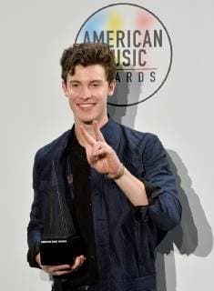 Singer Shawn Mendes appears backstage with his award for Favorite Artist - Adult Contemporary, during the 46th annual American Music Awards at the Microsoft Theater in Los Angeles on October 9, 2018.  LAP20181009525 JIMxRUYMEN