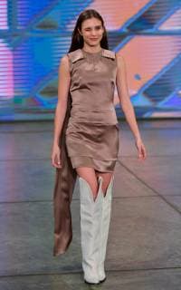 (181010) -- MEXICO CITY, Oct. 10, 2018 -- A model presents a creation at the Lorena Saravia Show of the Mercedes-Benz Fashion Week in Mexico City Oct. 9, 2018. ) (yy) MEXICO-MEXICO CITY-FASHION WEEK-LORENA SARAVIA XinxYuewei 
