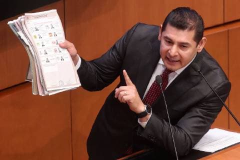 Mexiko, Martha Erika Alonso und Rafael Moreno Valle sterben bei Helikopter-Absturz October 9, 2018 - EUM20181009POL10.JPG.CIUDAD DE MEXICO.- Politics Politica-Informe.- El senador por Morena, Alejandro Armenta Mier, presento ante el pleno del Senado de la Republica boletas de la eleccion de gobernador de Puebla marcadas a favor de la excandidata Martha Erika Alonso, durante la sesion de este jueves 9 de octubre de 2018. Foto: Agencia EL UNIVERSAL Lucia Godinez RCC.  - ZUMAu78_ 20181009_zaf_u78_011 Copyright: xLucoÂAxGodinezx