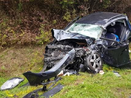 VW Golf kracht frontal in Linienbus - Autofahrer eingeklemmt und lebensgefährlich verletzt Heute Vormittag kam es auf der B314 bei Eggingen zu einem schweren Verkehrsunfall. Golf kracht frontal in einen nicht mit Personen besetzten Linienbus. Golf Fahrer wird in seinem Fahrzeug schwerst eingeklemmt und muss von der Feuerwehr mittels Cras-Rettung aus seinem Fahrzeug befreit werden. Lebensgefährlich verletzt wird er mit dem Rettungshubschrauber in das Krankenhaus gebracht. Der Busfahrer wird nach ersten Aussagen der Polizei leicht verletzt. Die Bundesstraße wurde komplett gesperrt und das Verkehrskommissariat Waldshut-Tiengen hat die Ermittlungen aufgenommen. Eine örtliche Umleitung wurde eingeleitet. Zur genauen Unfallursache konnten noch keine Aussagen gemacht werden. Wir haben die Bilder: Übersicht der Einsat