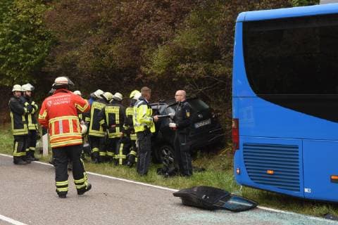 VW Golf kracht frontal in Linienbus - Autofahrer eingeklemmt und lebensgefährlich verletzt Heute Vormittag kam es auf der B314 bei Eggingen zu einem schweren Verkehrsunfall. Golf kracht frontal in einen nicht mit Personen besetzten Linienbus. Golf Fahrer wird in seinem Fahrzeug schwerst eingeklemmt und muss von der Feuerwehr mittels Cras-Rettung aus seinem Fahrzeug befreit werden. Lebensgefährlich verletzt wird er mit dem Rettungshubschrauber in das Krankenhaus gebracht. Der Busfahrer wird nach ersten Aussagen der Polizei leicht verletzt. Die Bundesstraße wurde komplett gesperrt und das Verkehrskommissariat Waldshut-Tiengen hat die Ermittlungen aufgenommen. Eine örtliche Umleitung wurde eingeleitet. Zur genauen Unfallursache konnten noch keine Aussagen gemacht werden. Wir haben die Bilder: Übersicht der Einsat
