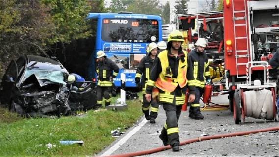 VW Golf kracht frontal in Linienbus - Autofahrer eingeklemmt und lebensgefährlich verletzt Heute Vormittag kam es auf der B314 bei Eggingen zu einem schweren Verkehrsunfall. Golf kracht frontal in einen nicht mit Personen besetzten Linienbus. Golf Fahrer wird in seinem Fahrzeug schwerst eingeklemmt und muss von der Feuerwehr mittels Cras-Rettung aus seinem Fahrzeug befreit werden. Lebensgefährlich verletzt wird er mit dem Rettungshubschrauber in das Krankenhaus gebracht. Der Busfahrer wird nach ersten Aussagen der Polizei leicht verletzt. Die Bundesstraße wurde komplett gesperrt und das Verkehrskommissariat Waldshut-Tiengen hat die Ermittlungen aufgenommen. Eine örtliche Umleitung wurde eingeleitet. Zur genauen Unfallursache konnten noch keine Aussagen gemacht werden. Wir haben die Bilder: Übersicht der Einsat
