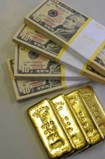 Goldbarren liegen am Freitag (27.2.2009) in einer Saarbrücker Bank. Der Goldpreis steigt derzeit stark an, denn in Krisenzeiten gilt Gold als stabile Reserve. *** Gold bars are on Friday 27 2 2009 in a Saarbrücken bank The gold price is currently rising sharply because in times of crisis, gold is considered a stable reserve Gold27020910D.JPG