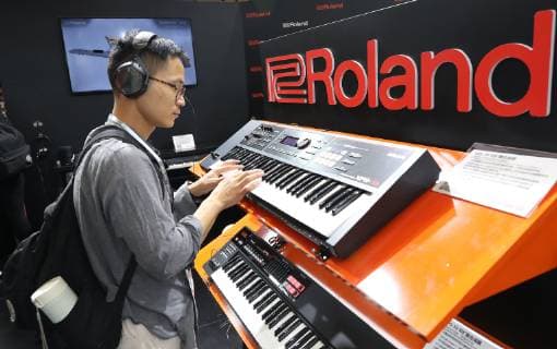 (181010) -- SHANGHAI, Oct. 10, 2018 -- A visitor tries a new electronic keyboard product during the Music China held in east China s Shanghai, Oct. 10, 2018. The 2018 Music China, a musical instrument trade show, opened on Wednesday in Shanghai. Over 2,200 musical instrument companies and dealers from 31 countries and regions participate in the show. ) (sxk) CHINA-SHANGHAI-MUSIC CHINA (CN) FangxZhe 