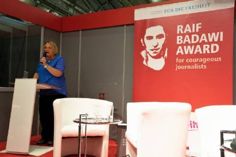 Sabine Leutheusser-Schnarrenberger hält eine Ansprache anlässlich der Vergabe Raif Badawi Award for courageous journalists;70. Frankfurter Buchmesse - Frankfurt Messe Beyond words - tbm19 - Erster Messetag für Fachbesucher Fachpublikum, Frankfurt Hessen Deutschland Messegelände