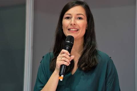 Pinar Atalay hält die Laudation zur Vergabe Raif Badawi Award for courageous journalists;70. Frankfurter Buchmesse - Frankfurt Messe Beyond words - tbm19 - Erster Messetag für Fachbesucher Fachpublikum, Frankfurt Hessen Deutschland Messegelände