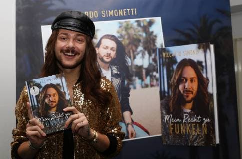 Entertainment Bilder der Woche KW41 Entertainment Bilder des Tages 10.10.2018, xcex Deutschland, Frankfurt, Messe, Buchmesse, Bookfair, Pressekonferenz Blogger und TV-Gesicht Riccardo Simonetti stellt sein Buch Mein Recht zu funkeln auf der frankfurter Buchmesse vor Bild zeigt: Riccardo Simonetti *** 10 10 2018 xcex Germany Frankfurt Bookfair Bookfair Press Conference Blogger and TV Face Riccardo Simonetti presents his book My Right to Sparkle at the Frankfurt Bookfair Picture shows Riccardo Simonetti CE