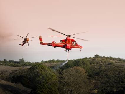 IMAGO Creative: Klimawandel - Steigende Temperaturen Helicopters pick up water from a reservoir while fighting wildfires in Santa Barbara, California., Santa Barbara CA USA Copyright: KevinxSteele 3192000003