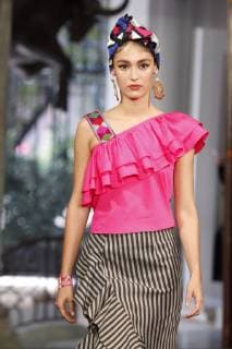 A model presents creations of Mexican designer Lidia Lavin during the Mercedes-Benz Fashion Week Mexico, in Mexico City, Mexico, 10 October 2018. The Mercedes-Benz Fashion Week Mexico closes the upcoming 14 October. Mercedes Benz Fashion Week in Mexico City !ACHTUNG: NUR REDAKTIONELLE NUTZUNG!  Copyright: xSashenkaxGutierrezx MEX26 20181010-636748062803686422