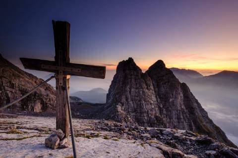 Gipfelkreuz des dritten Watzmannkind vor erstem und zweitem Watzmannkind, Sonnenaufgang, Watzmannkar, Watzmann, Nationalpark Berchtesgaden, Berchtesgadener Alpen, Schönau am Königsee, Bayern, Deutschland, Europa Copyright: imageBROKER/HerbertxBerger ibxheb04756841.jpg