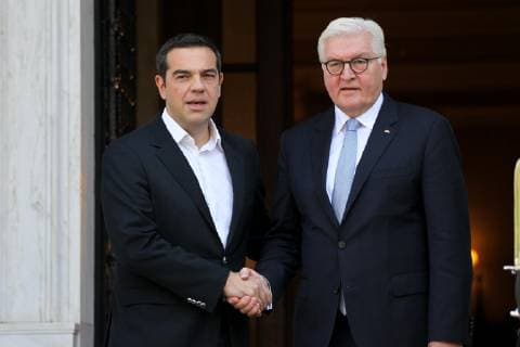 News Bilder des Tages October 11, 2018 - Athens, Greece - Greek Prime Minister Alexis Tsipras, left, welcomes German President Frank-Walter Steinmeier, before their meeting in Athens. Steinmeier is in Greece on a two-day official visit Athens Greece - ZUMAv62_ 20181011_zaf_v62_017 Copyright: xAristidisxVafeiadakisx