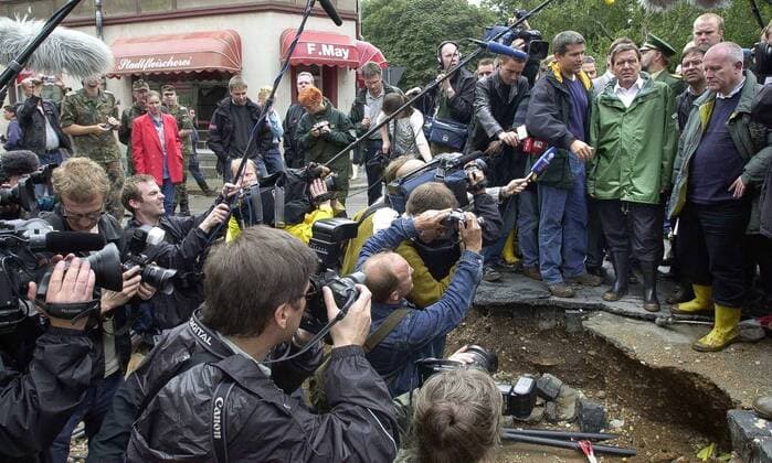 Sachsen, Flutkatastrophe 2002, Im Sommer 2002 traten die Elbe und ihre Zuflüsse über die Ufer. Das Jahrhunderthochwasser hinterließ eine Schneise der Verwüstung. Tausende Menschen verloren ihr Hab und Gut, Hochwasser, im August erreichte die Mulde in Grimma einen Rekordstand von 8,68 Meter. Bundeskanzler Gerhard Schröder im Katastrophengebiet, Regenjacke, Gummistiefel,
