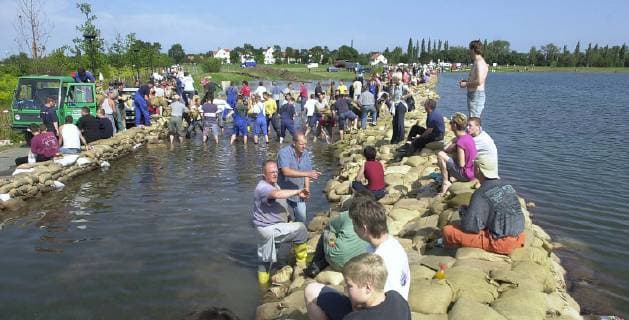 Sachsen, Flutkatastrophe 2002, Im Sommer 2002 traten die Elbe und ihre Zuflüsse über die Ufer. Das Jahrhunderthochwasser hinterließ eine Schneise der Verwüstung. Tausende Menschen verloren ihr Hab und Gut, Hochwasser,Dessau Helfer , THW, Bundeswehr freiwillige, bauen einen Deich aus Sandsäcken, *** Saxony flood catastrophe 2002 In the summer of 2002 the Elbe and its tributaries overflowed The flood of the century left a trail of devastation Thousands of people lost their belongings flood Dessau helpers THW Bundeswehr volunteers build a dike from sandbags
