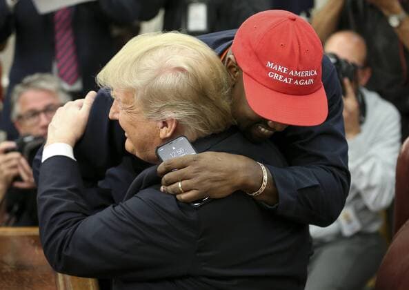 Entertainment Bilder der Woche KW41 Entertainment Bilder des Tages President Donald Trump hugs Kanye West during a meeting in the Oval office of the White House on October 11, 2018 in Washington, DC. Trump later signed the Music Modernization Act that protects copyrights in the digital age, in Washington, DC on October 11, 2018. Several musicians from all genres attended the ceremonies for the bi-partisan legislation that was highly anticipated in the music industry.  WAX20181011202 OLIVERxCONTRERAS