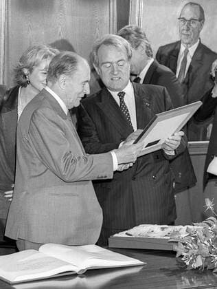 Der franzoesische Staatspraesident Francois Mitterand (L) besucht den nordrhein-westfaelischen Ministerpraesidenten Johannes Rau in der Staatskanzlei in Duesseldorf, Deutschland, 21.10.1987.