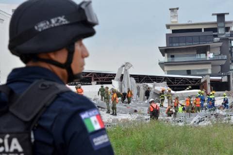 October 11, 2018 - EUM20181011NAC10.JPG.MONTERREY, NL., Collapse Derrumbe-NL.- 11 de octubre de 2018.- El derrumbe de una plaza comercial en construccion, al poniente de esta ciudad, causo la muerte de varias personas y otras mas permanecen atrapadas. Al lugar acudieron los servicios de emergencia. Foto: Agencia EL UNIVERSAL RCC. Copyright: xEmilioxVasquezxMorenox