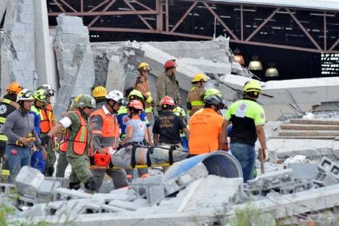 October 11, 2018 - EUM20181011NAC11.JPG.MONTERREY, NL., Collapse Derrumbe-NL.- 11 de octubre de 2018.- El derrumbe de una plaza comercial en construccion, al poniente de esta ciudad, causo la muerte de varias personas y otras mas permanecen atrapadas. Al lugar acudieron los servicios de emergencia. Foto: Agencia EL UNIVERSAL RCC. Copyright: xEmilioxVasquezxMorenox