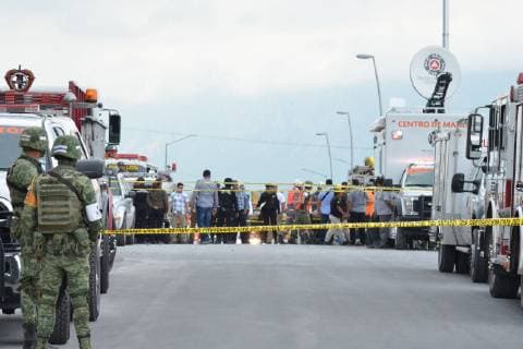 October 11, 2018 - EUM20181011NAC13.JPG.MONTERREY, NL., Collapse Derrumbe-NL.- 11 de octubre de 2018.- El derrumbe de una plaza comercial en construccion, al poniente de esta ciudad, causo la muerte de varias personas y otras mas permanecen atrapadas. Al lugar acudieron los servicios de emergencia. Foto: Agencia EL UNIVERSAL RCC. Copyright: xEmilioxVasquezxMorenox