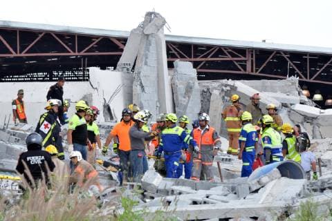 October 11, 2018 - EUM20181011NAC15.JPG.MONTERREY, NL., Collapse Derrumbe-NL.- 11 de octubre de 2018.- El derrumbe de una plaza comercial en construccion, al poniente de esta ciudad, causo la muerte de varias personas y otras mas permanecen atrapadas. Al lugar acudieron los servicios de emergencia. Foto: Agencia EL UNIVERSAL RCC. Copyright: xEmilioxVasquezxMorenox
