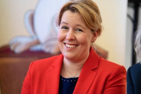 Bundesministerin Bundesfamlienministerin Franziska Giffey - Portrait Porträt;Vergabe Preisverleihung TOMMI - Der deutsche Kindersoftwarepreis 2018 - 70. Frankfurter Buchmesse - Frankfurt Messe Beyond words - tbm19 - Dritter Messetag für Fachbesucher Fachpublikum, Frankfurt Hessen Deutschland Messegelände