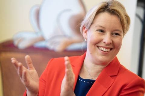 News Bilder des Tages Bundesministerin Bundesfamlienministerin Franziska Giffey - Portrait Porträt;Vergabe Preisverleihung TOMMI - Der deutsche Kindersoftwarepreis 2018 - 70. Frankfurter Buchmesse - Frankfurt Messe Beyond words - tbm19 - Dritter Messetag für Fachbesucher Fachpublikum, Frankfurt Hessen Deutschland Messegelände