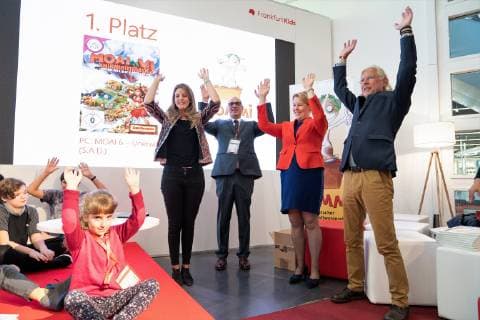 Bundesministerin Bundesfamlienministerin Franziska Giffey, Moderatorin Jennifer Sieglar und das gesamte Jury-Team machen die sogenannte TOMMI-Welle zur Feier des Preisträgers;Vergabe Preisverleihung TOMMI - Der deutsche Kindersoftwarepreis 2018 - 70. Frankfurter Buchmesse - Frankfurt Messe Beyond words - tbm19 - Dritter Messetag für Fachbesucher Fachpublikum, Frankfurt Hessen Deutschland Messegelände