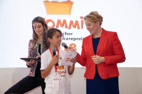 Bundesministerin Bundesfamlienministerin Franziska Giffey, Moderatorin Jennifer Sieglar im Gespräch mit einem Mitglied der Kinder-Jury;Vergabe Preisverleihung TOMMI - Der deutsche Kindersoftwarepreis 2018 - 70. Frankfurter Buchmesse - Frankfurt Messe Beyond words - tbm19 - Dritter Messetag für Fachbesucher Fachpublikum, Frankfurt Hessen Deutschland Messegelände