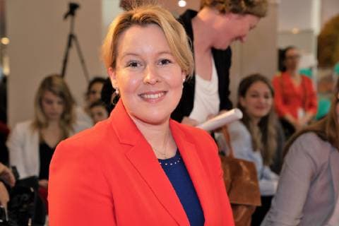 Bundesministerin Bundesfamlienministerin Franziska Giffey - Portrait Porträt;Vergabe Preisverleihung TOMMI - Der deutsche Kindersoftwarepreis 2018 - 70. Frankfurter Buchmesse - Frankfurt Messe Beyond words - tbm19 - Dritter Messetag für Fachbesucher Fachpublikum, Frankfurt Hessen Deutschland Messegelände