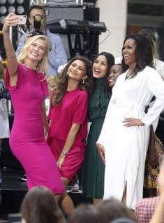 Berühmte Feministinnen, Michelle Obama Karlie Kloss, Zendaya Coleman, Freida Pinto und Michelle Obama in der NBC-Show Today anlässlich des International Day of the Girl auf dem Rockefeller Plaza. New York, 11.10.2018 Karlie Kloss, Zendaya Coleman, Freida Pinto, Michelle Obama *** Karlie Kloss Zendaya Coleman Freida Pinto and Michelle Obama on the NBC Show Today on the occasion of the International Day of the Girl at Rockefeller Plaza New York 11 10 2018 Karlie Kloss Zendaya Coleman Freida Pinto Michelle Obama  Foto:xO.xMartinx xFuturexImage