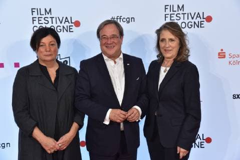 Filmfestival Direktion Martina Richter, l-r, Ministerpräsident NRW Armin Laschet und Geschäftsführerin Filmstiftung NRW Petra Müller kommt am 12.10.2018 in Köln zur Verleihung der Filmfestival Cologne Awards, der feierliche Abschluss des internationalen Film- und Fernsehfestival in Köln