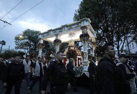 Faithfuls go to the Metropolitan Cathedral of Guadalajara during a pilgrimage in honor of the virgin of Zapopan, in Guadalajara, Jalisco state, Mexico, 12 October 2018. The fervor and devotion of thousands of penitents escorted with dancing and prayers the return of the virgin of Zapopan to her church, in the second largest religious pilgrimage in Mexico. Pilgrimage in honor of the Virgin of Zapopan in Guadalajara !ACHTUNG: NUR REDAKTIONELLE NUTZUNG!  Copyright: xDianaxdexlaxMorax GDL01 20181013-636749954807114753