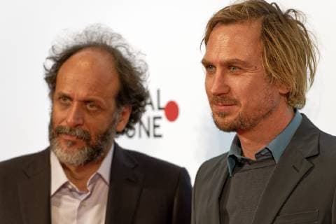 Film Festival Cologne 2018. Am 12. Oktober 2018 fanden die Preisverleihungen jeweils für den besten Dokumentarfilm und den besten Spielfilm im Rahmen der Film Festival Cologne Awards in der Industrie- und Handelskammer zu Köln statt. Im Bild der Schauspieler Lars Eidinger (rechts) mit Regisseur Luca Guadagnino im Vorfeld der Preisverleihung während des Fototermins. Köln Nordrhein-Westfalen Deutschland