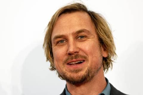 Entertainment Bilder des Tages Film Festival Cologne 2018. Am 12. Oktober 2018 fanden die Preisverleihungen jeweils für den besten Dokumentarfilm und den besten Spielfilm im Rahmen der Film Festival Cologne Awards in der Industrie- und Handelskammer zu Köln statt. Im Bild der Schauspieler Lars Eidinger (rechts) im Vorfeld der Preisverleihung während des Fototermins. Köln Nordrhein-Westfalen Deutschland
