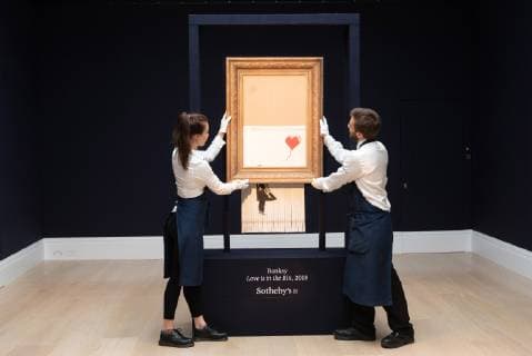News Themen der Woche KW41 News Bilder des Tages (181012) -- LONDON, Oct. 12, 2018 -- Sotheby s staff members present Banksy s Love is in the Bin in London, Britain on Oct. 12, 2018. Originally titled Girl with Balloon , the British street artist Banksy made his painting self-destruct on Oct. 5 moments after it was auctioned for 1.042 million British pounds (1.37 million U.S. dollars) at Sotheby s in London. ) BRITAIN-LONDON-BANKSY-LOVE IS IN THE BIN RayxTang 