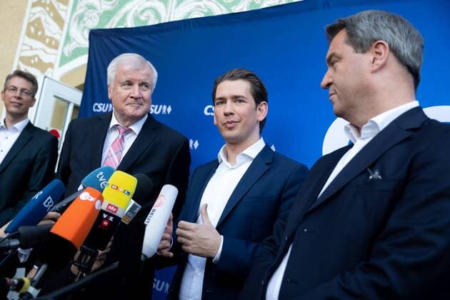 CSU Wahlkampf Endspurt Der bayerische Ministerpraesident Dr. Markus Soeder, der CSU-Vorsitzende und Bundesinnenminister Horst Seehofer und der Bundeskanzler der Republik Oesterreich, Sebastian Kurz geben vor der Wahlkampf-Endspurt-Kundgebung der CSU im Loewenbraeukeller in München ein Pressestatement. München Bayern Deutschland