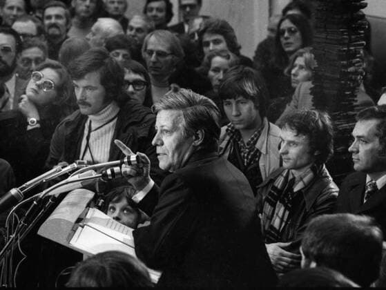 Helmut Schmidt eroeffnete eine Kunstausstellung 1975 DEU, Deutschland, Dortmund: Bundeskanzler Helmut Schmidt eroeffnete eine Kunstausstellung im Dortmunder Ostwallmuseum am 11.4.1975. DEU, Germany, Dortmund: Federal Chancellor Helmut Schmidt opened an art exhibition at the Ostwallmuseum in Dortmund on 11.4.1975. NRW