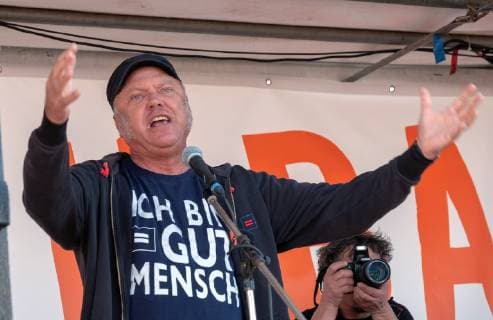 Zehntausende Menschen haben am Samstag (13.10.18) )in Berlin fuer die Einhaltung der Menschenrechte und gegen Rassismus demonstriert. Foto: Ulrich Schneider, Hauptgeschaeftsfuehrer vom Deutschen Paritaetischen Wohlfahrtsverband. Zu der Grossdemonstration aufgerufen hatte das Buendnis Unteilbar. Zahlreiche Parteien, Organisationen, Gewerkschaften, Initiativen, die Evangelische Kirche, Sozial- und Fluechtlingsverbaende sowie Kulturschaffende unterstuetzten die Aktion. Das Motto lautete Fuer eine offene und freie Gesellschaft - Solidaritaet statt Ausgrenzung. Zuvor waren etwa 40.000 Teilnehmer aus ganz Deutschland erwartet worden. Wegen des starken Zulaufs konnten Veranstalter und Polizei zunaechst keine Teilnehmerzahlen schaetzen. (Siehe epd-Meldung vom 13.10.18) Zehntausende demonstrieren in Berlin gegen Rechtsruck in Deutschland *** T Copyright: epd-bild RolfxZoellner EDITORIAL USE ONLY