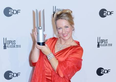 14.10.2018, xlakx, Musik Pop , Opus Klassik 2018 Berlin emspor, v.l. Die deutsche Sopranistin Diana Damrau mit dem Preis in der Hand bei der Verleihung der Opus Klassik 2018 im Konzerthaus Berlin. Berlin, 14.10.2017 Musik Pop ,Opus Klassik 2018 Berlin