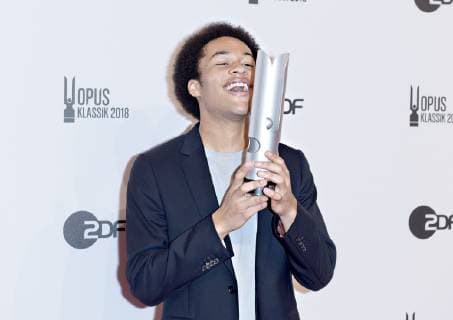14.10.2018, xlakx, Musik Pop , Opus Klassik 2018 Berlin emspor, v.l.JSheku Kanneh-Mason mit dem Preis in der Hand bei der Verleihung der Opus Klassik 2018 im Konzerthaus Berlin. Berlin, 14.10.2017 Musik Pop ,Opus Klassik 2018 Berlin