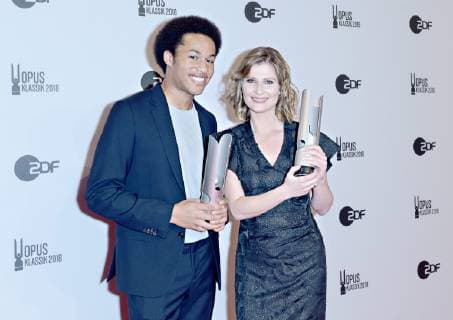 14.10.2018, xlakx, Musik Pop , Opus Klassik 2018 Berlin emspor, v.l.JSheku Kanneh-Mason und Lisa Batiashvili mit dem Preis in der Hand bei der Verleihung der Opus Klassik 2018 im Konzerthaus Berlin. Berlin, 14.10.2017 Musik Pop ,Opus Klassik 2018 Berlin